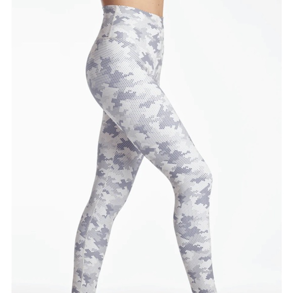 DYI  Digital Camo Signature Legging.  Like New - Picture 1 of 7